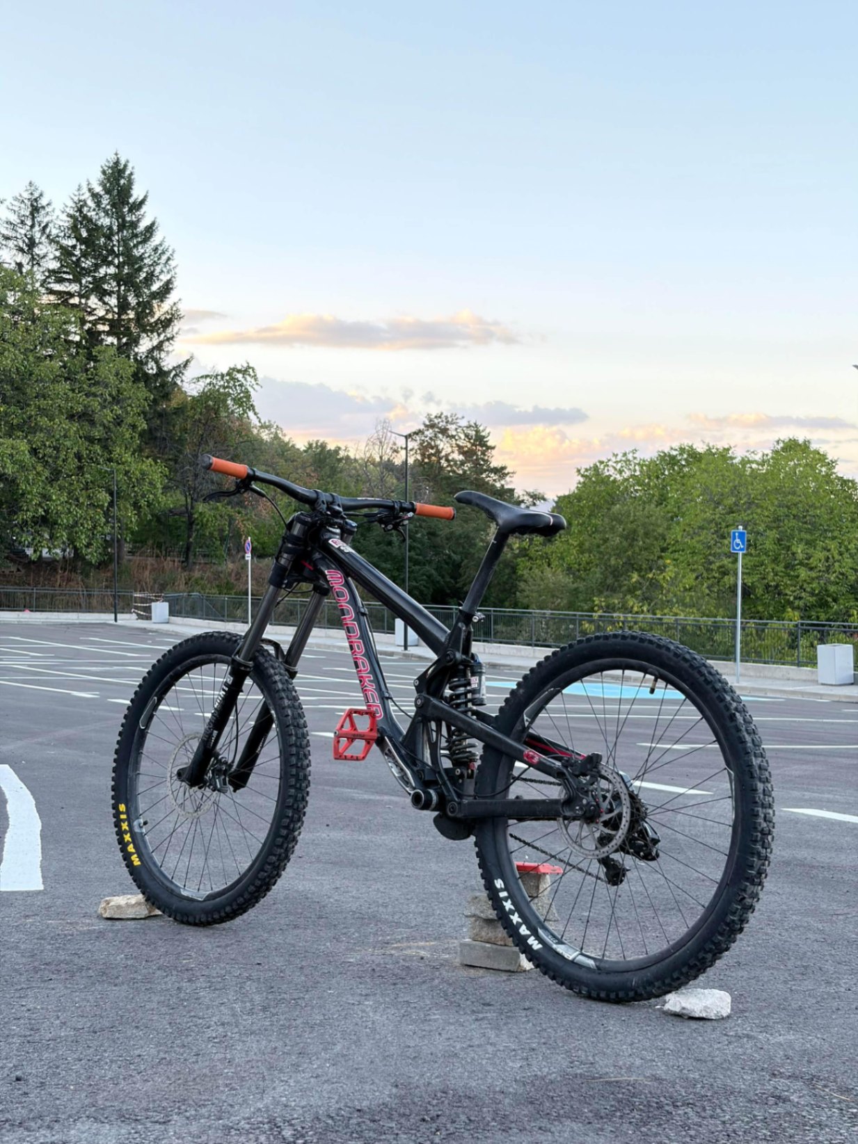 Mondraker Solid strike