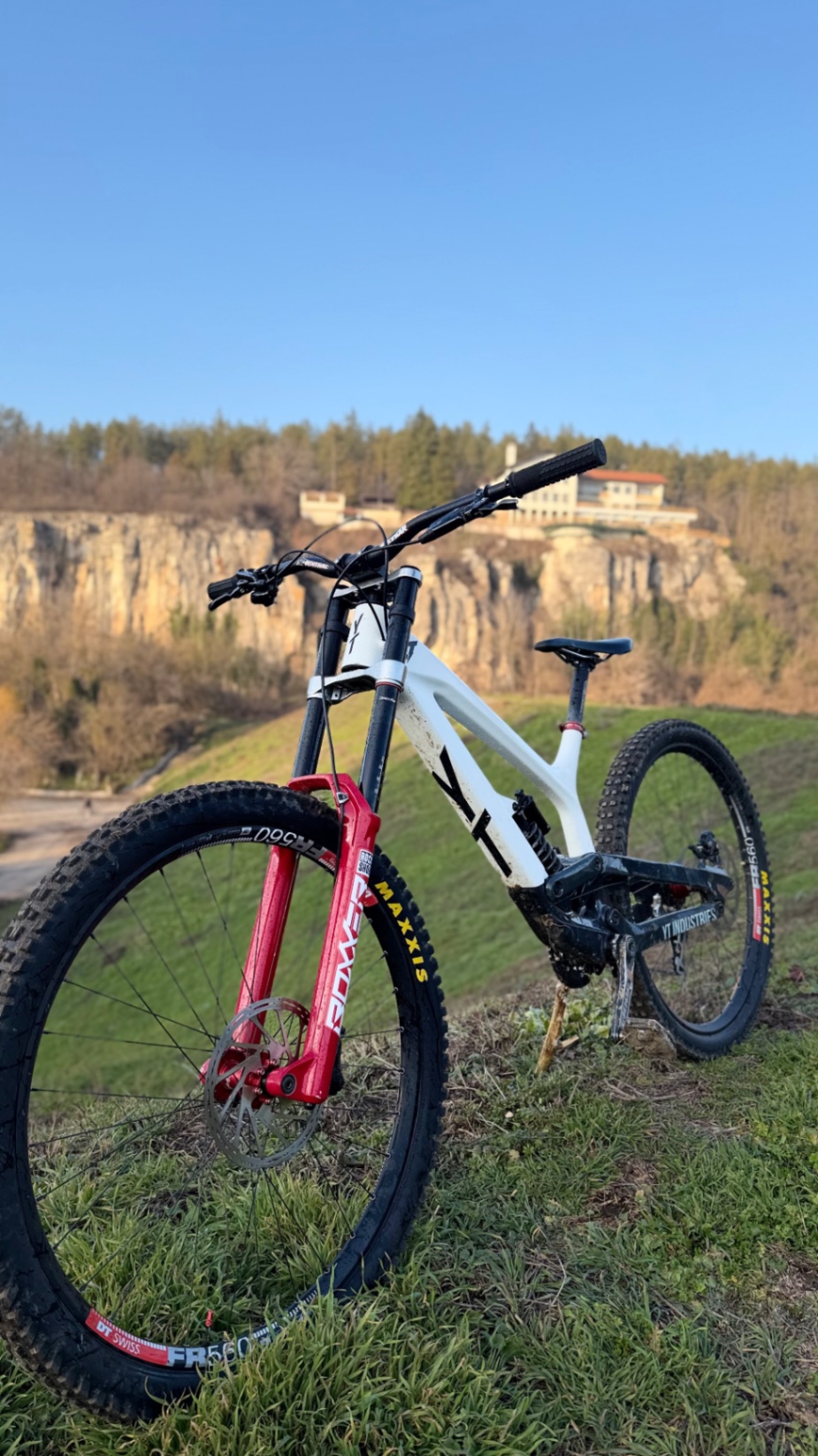 YT Industries Tues CF Pro Race view 3