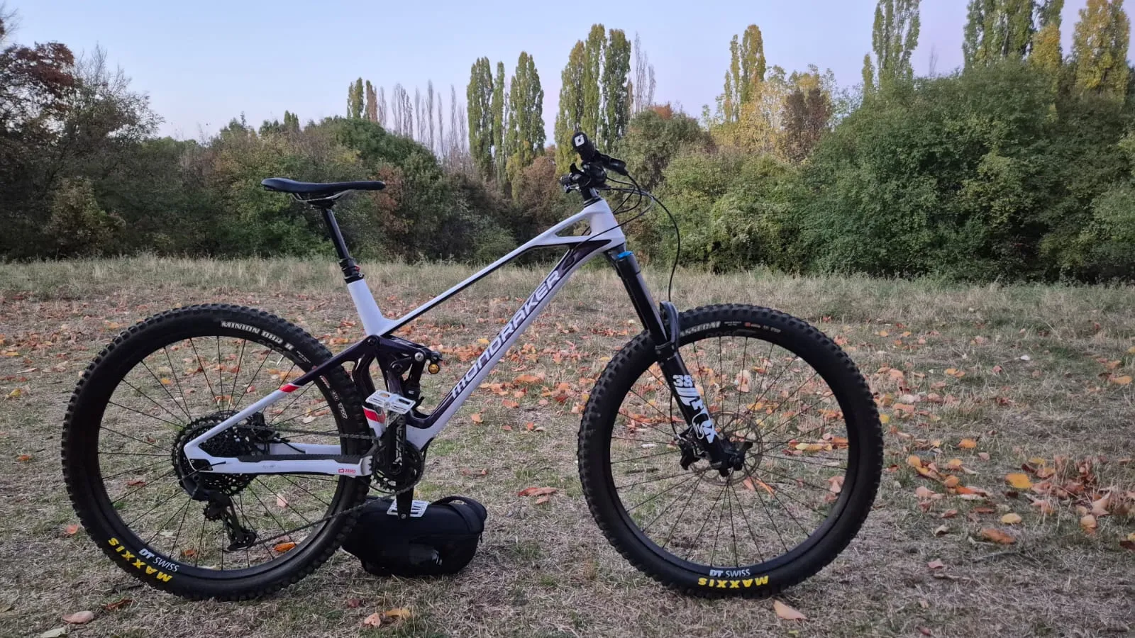 Mondraker Superfoxy Carbon R