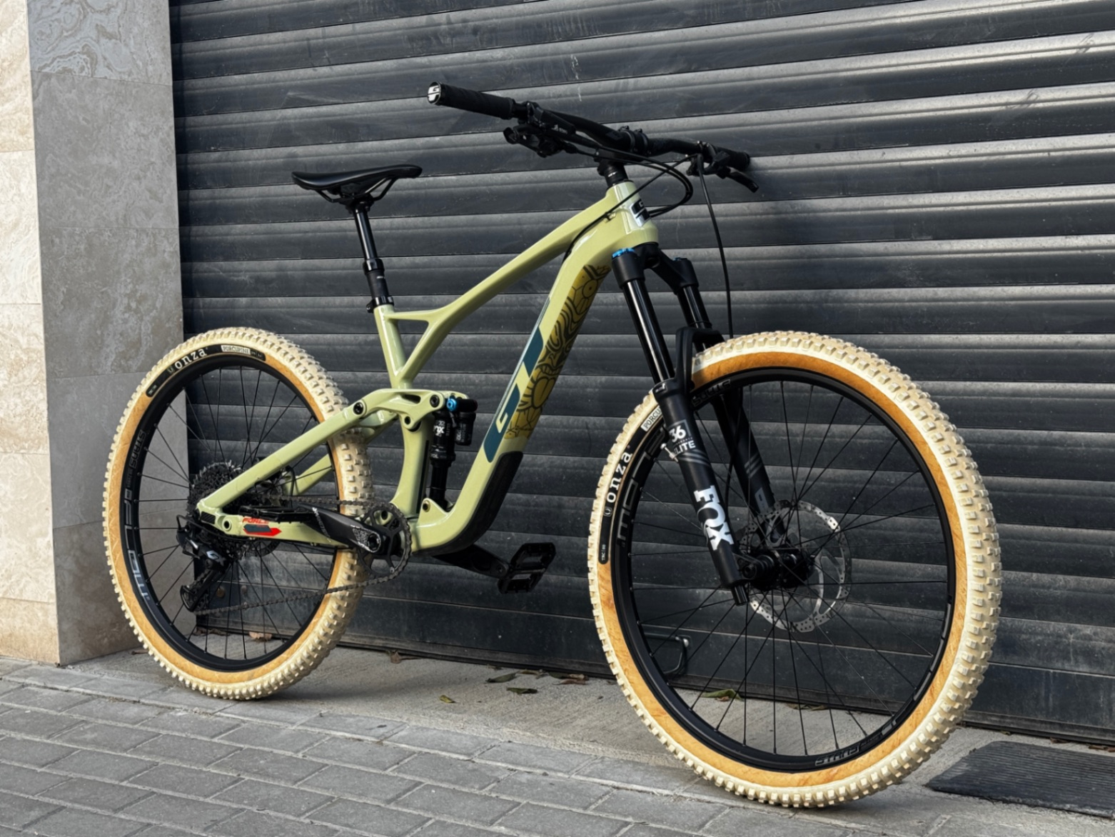 GT Force Carbon Expert