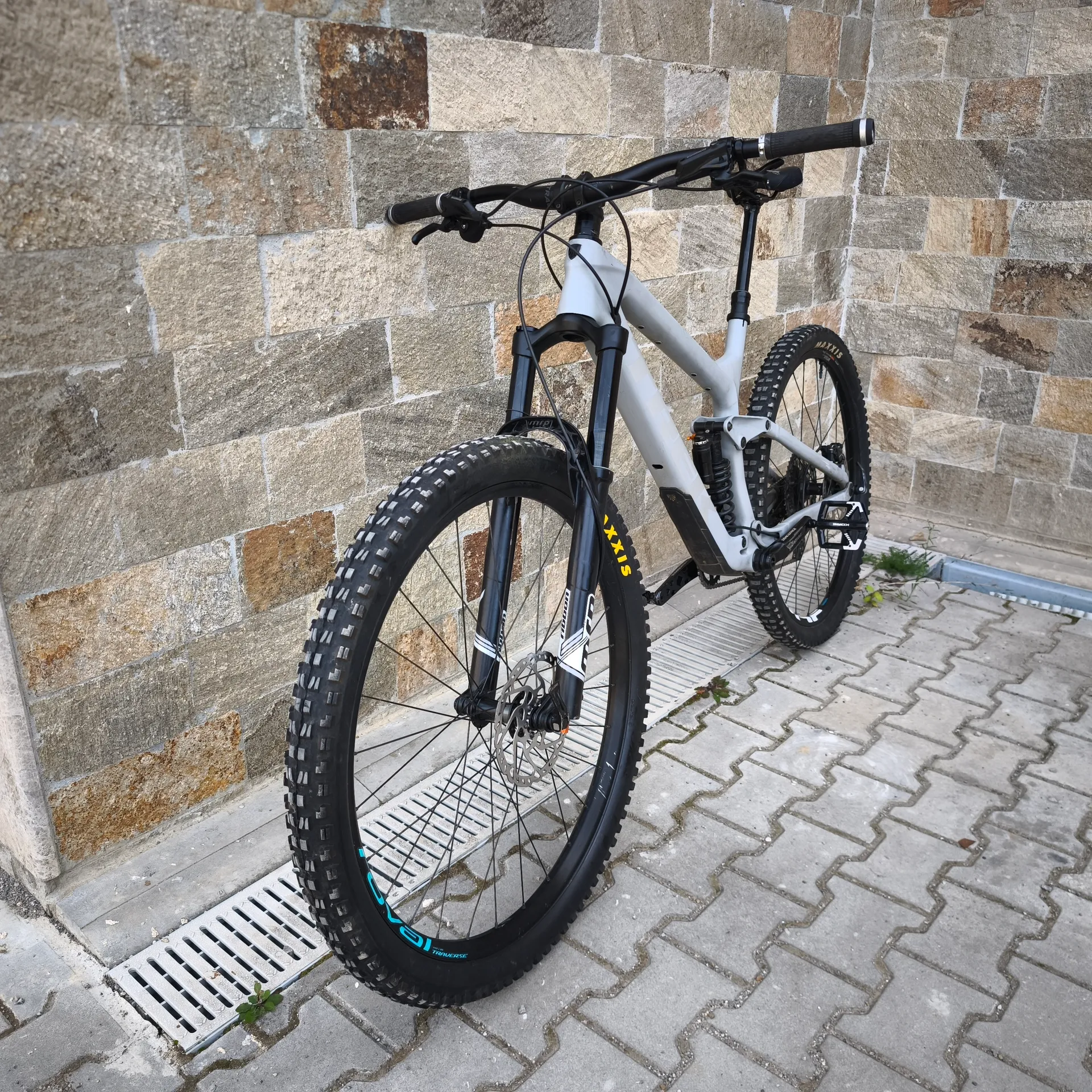 Trek Slash 9.7 view 9
