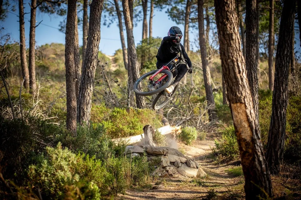 Nukeproof се завръща в Downhill World Cup като титулярен спонсор на Axess Racing